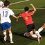 足球赛场上奋勇作战，比赛结果扭转乾坤