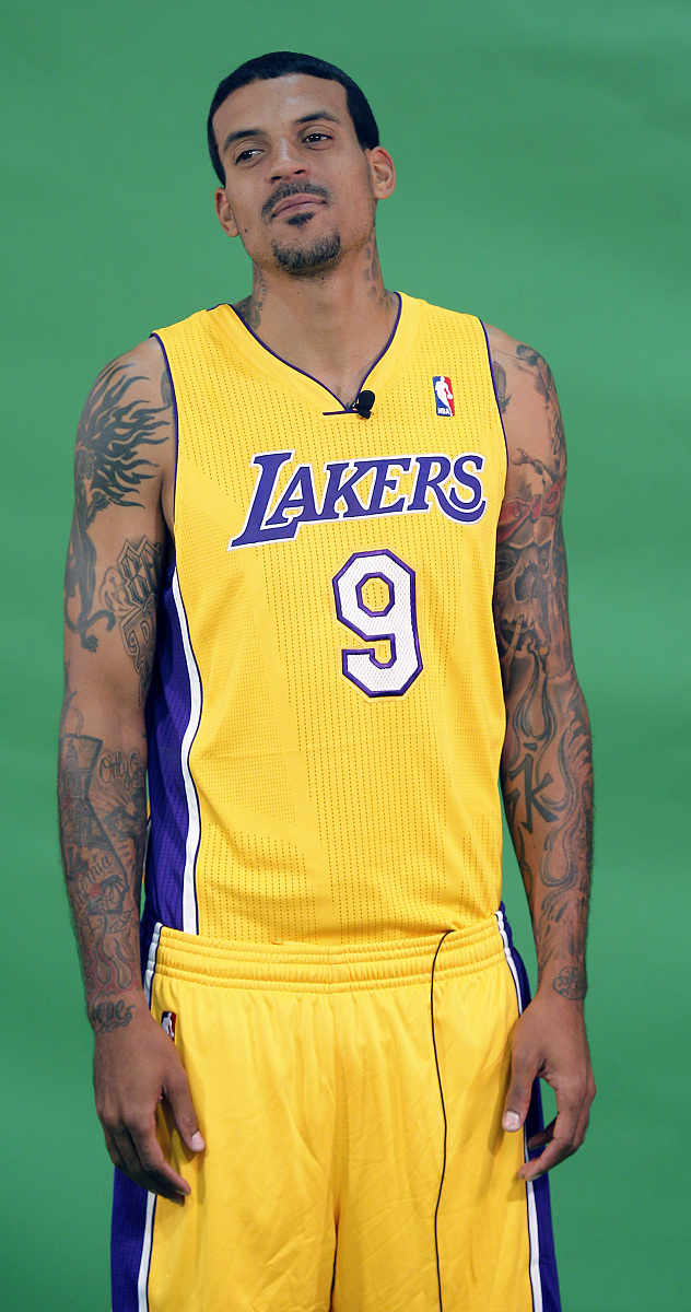 NBA球星身着新战袍亮相，引发热议