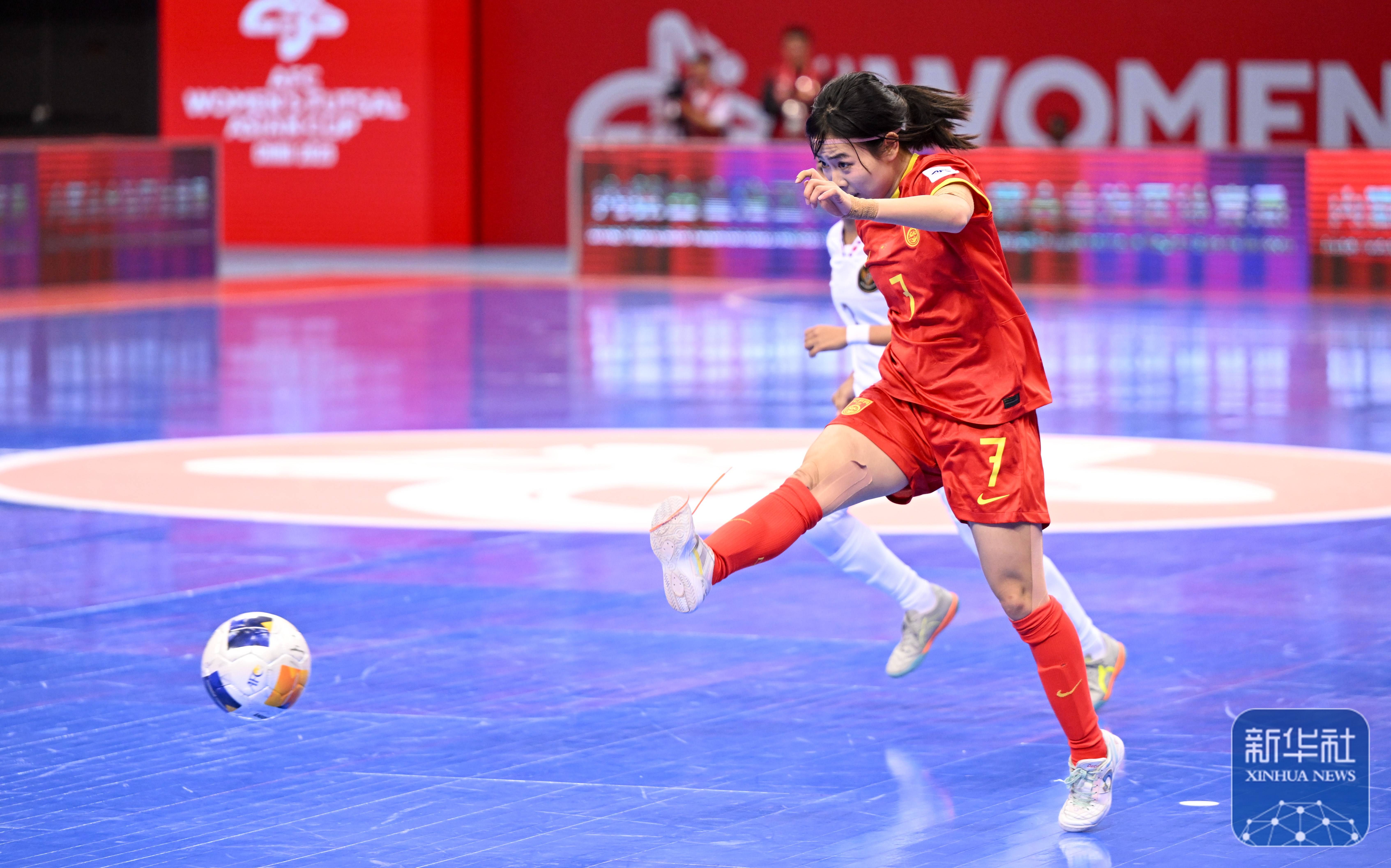 亚洲女子足球比赛中，中国队表现出色