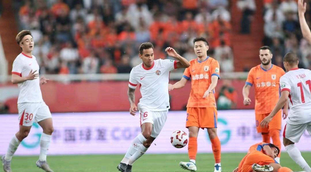 包含坚韧不拔，中国足球队晋级关键赛事的词条
