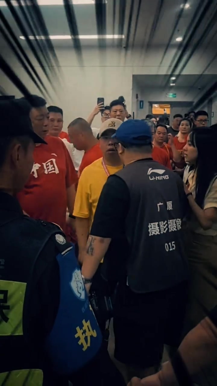 裁判决策争议不断，球迷情绪激动